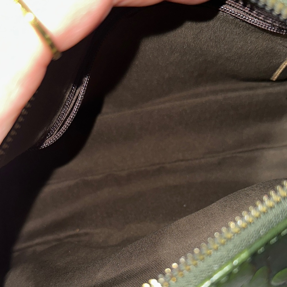 Vintage-Inspired Green Cosmetic Bag with Embossed Design new with 2 guitar strap - Picture 9 of 14